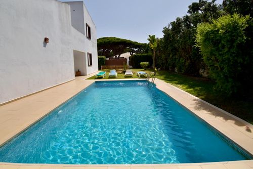 Europa 40 Magnifique et confortable villa avec piscine privée à Conil de la Frontera, Costa de la Luz, Espagne pour 9 personnes. La maison est située dans un quartier résidentiel près de la plage, à 200 m de la plage de Roche et à 4 km d'El Colorado....