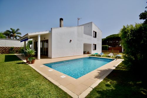 Europa 40 Magnifique et confortable villa avec piscine privée à Conil de la Frontera, Costa de la Luz, Espagne pour 9 personnes. La maison est située dans un quartier résidentiel près de la plage, à 200 m de la plage de Roche et à 4 km d'El Colorado....