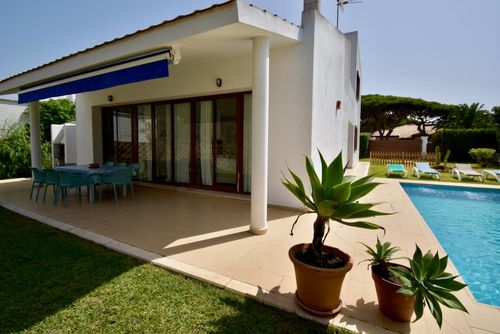 Europa 40 Wunderschöne und komfortable Villa mit privatem Pool in Conil de la Frontera, Costa de la Luz, Spanien, für 9 Personen. Das Haus befindet sich in einem Wohngebiet am Strand, 200 m vom Roche Strand und 4 km von El Colorado entfernt....