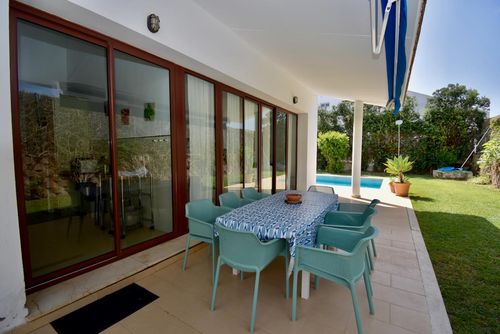 Europa 40 Magnifique et confortable villa avec piscine privée à Conil de la Frontera, Costa de la Luz, Espagne pour 9 personnes. La maison est située dans un quartier résidentiel près de la plage, à 200 m de la plage de Roche et à 4 km d'El Colorado....