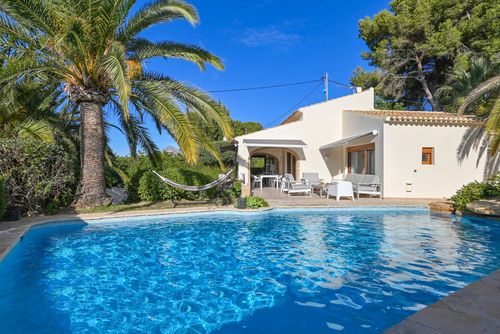 Lomas Verdes Prachtige en comfortabele villa met privézwembad in Jávea, Costa Blanca, Spanje voor 6 personen. Het huis is gelegen in een residentiële strandwijk en 2 km van het strand El Arenal, Jávea....