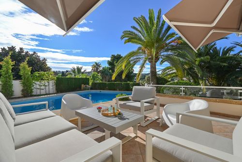 Lomas Verdes Magnifique et confortable villa avec piscine privée à Jávea, Costa Blanca, Espagne pour 6 personnes. La maison est située dans un quartier résidentiel de plage et à 2 km de la plage El Arenal, Jávea....