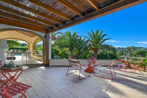Lomas Verdes Magnifique et confortable villa avec piscine privée à Jávea, Costa Blanca, Espagne pour 6 personnes. La maison est située dans un quartier résidentiel de plage et à 2 km de la plage El Arenal, Jávea....