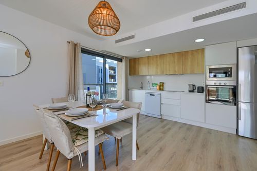 Atenea Grand et confortable appartement avec piscine commune à Jávea, sur la Costa Blanca, en Espagne, pour 6 personnes. L'appartement est situé dans une zone de plage urbaine, à proximité de restaurants et bars, magasins et supermarchés, à 2 km de la plage La Grava, Puerto, Jávea....