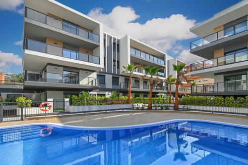 Essential Winter Modern and comfortable apartment in Jávea, Costa Blanca, Spain with communal pool for 6 persons. The apartment is situated in an urban area, close to restaurants and bars, shops and supermarkets and is 2 km from La Grava, Puerto, Jávea beach....
