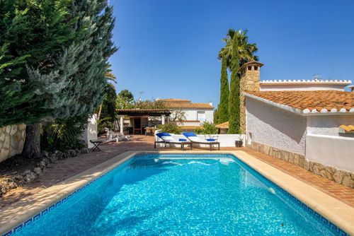 Relax Maravillosa y cómoda villa con piscina climatizada en Denia, Costa Blanca, España, para 4 personas. La casa está situada en una zona urbana y montañosa, a 3 km de la playa Marineta Cassiana....