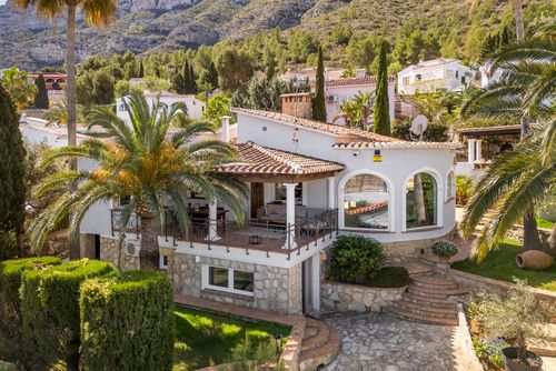 Relax Maravillosa y cómoda villa con piscina climatizada en Denia, Costa Blanca, España, para 4 personas. La casa está situada en una zona urbana y montañosa, a 3 km de la playa Marineta Cassiana....