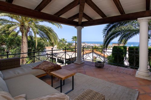 Relax Heerlijke en comfortabele villa met verwarmd zwembad in Denia, Costa Blanca, Spanje voor 4 personen. Het huis is gelegen in een stedelijk en bergachtig gebied en ligt op 3 km van het strand van Marineta Cassiana....
