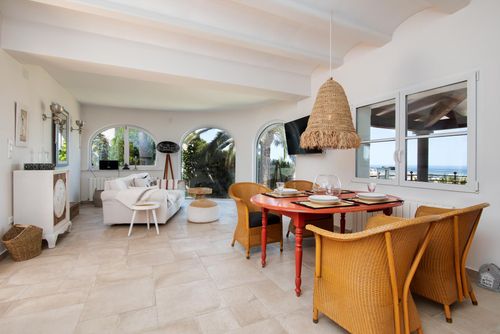 Relax Prachtige en comfortabele villa met verwarmd zwembad in Denia, Costa Blanca, Spanje voor 4 personen. Het huis is gelegen in een stedelijk en bergachtig gebied en ligt op 3 km van het strand Marineta Cassiana....