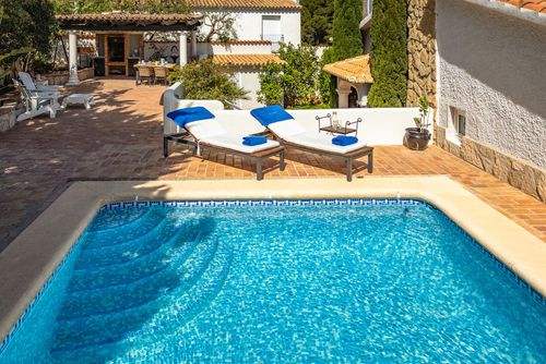 Relax Wspaniała i komfortowa willa w Denii, Costa Blanca, Hiszpania z podgrzewanym basenem dla 4 osób. Dom położony jest w obszarze miejskim i górzystym, w odległości 3 km od plaży Marineta Cassiana....