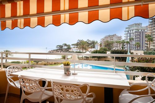 Voramar I by the beach Prachtig en luxueus appartement in Calpe, Costa Blanca, Spanje met gemeenschappelijk zwembad voor 4 personen. Het appartement is gelegen in een vakantiecomplex met bar en restaurant, in een residentiële strandwijk, dicht bij winkels en supermarkten, op 25 meter van Playa de la Fosa strand, 3 kilometer van het centrum van Calpe en 25 meter van de Middellandse Zee....