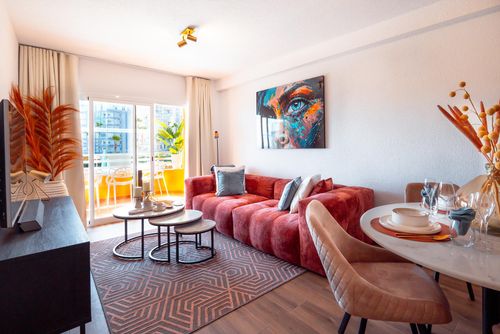 Voramar I by the beach Prachtig en luxueus appartement in Calpe, Costa Blanca, Spanje met gemeenschappelijk zwembad voor 4 personen. Het appartement is gelegen in een vakantiecomplex met bar en restaurant, in een residentiële strandwijk, dicht bij winkels en supermarkten, op 25 meter van Playa de la Fosa strand, 3 kilometer van het centrum van Calpe en 25 meter van de Middellandse Zee....