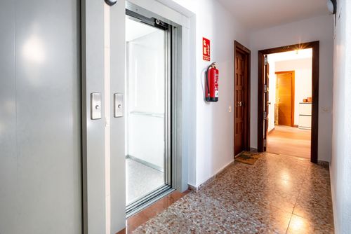 Voramar I by the beach Prachtig en luxueus appartement in Calpe, Costa Blanca, Spanje met gemeenschappelijk zwembad voor 4 personen. Het appartement is gelegen in een vakantiecomplex met bar en restaurant, in een residentiële strandwijk, dicht bij winkels en supermarkten, op 25 meter van Playa de la Fosa strand, 3 kilometer van het centrum van Calpe en 25 meter van de Middellandse Zee....