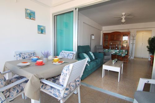 Santa Ana Bel appartement confortable à Denia, Costa Blanca, Espagne, pouvant accueillir 5 personnes. L'appartement est situé à proximité de restaurants, bars et supermarchés, à seulement 50 m de la plage et à 4 km d'El Vergel....