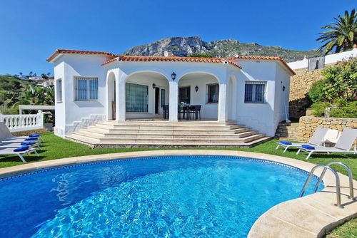 Bellavista 89 Grande et confortable villa avec piscine privée à Denia, Costa Blanca, Espagne, pour 6 personnes. La maison est située dans un quartier résidentiel et montagneux, à 3 km de la plage....