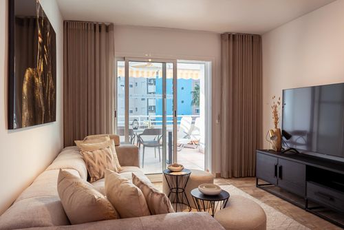 Aquamarina I by the beach Prachtig en comfortabel appartement met gemeenschappelijk zwembad in Calpe, Costa Blanca, Spanje voor 4 personen. Het appartement bevindt zich in een vakantiecomplex met bar en restaurant, in een residentiële strandomgeving, dicht bij winkels en supermarkten, op 25 meter van het Playa de la Fossa-strand, 4 kilometer van het centrum van Calpe en 25 meter van de Middellandse Zee....
