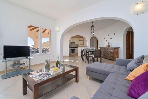 Casa Carmen 4 pax Maravillosa y confortable villa con piscina privada en Benitachell, Costa Blanca, España para 4 personas. La casa está situada en una zona residencial de playa, a 4 km de la playa Cala Moraig y a 4 km del Poble Nou de Benitachell....