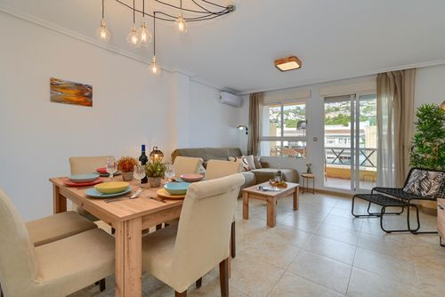 Botavara Maravilloso y clásico apartamento en Jávea, Costa Blanca, España para 6 personas. El apartamento está situado en una zona urbana de playa, cerca de restaurantes y bares, tiendas y supermercados, a 100 m de Playa de la Grava, playa de Jávea y a 0....
