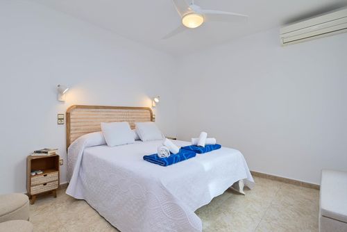 Botavara Splendido e classico appartamento a Jávea, Costa Blanca, Spagna, per 6 persone. L'appartamento è situato in una zona urbana vicino alla spiaggia, a pochi passi da ristoranti e bar, negozi e supermercati, a 100 m dalla Playa de la Grava, spiaggia di Jávea e a 0,1 km dal Mediterráneo, Jávea....