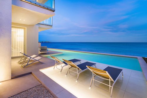 Villa Meraviglia Villa mit beheiztem Pool in Noto, Sizilien, Italien für 8 Personen. Das Ferienhaus befindet sich in der Nähe von Restaurants und Bars und ist nur 25 m vom Strand entfernt....