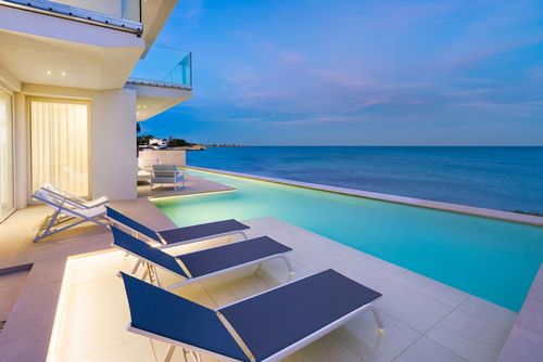 Villa Meraviglia Villa avec piscine chauffée à Noto, Sicile, Italie pour 8 personnes. La maison est située à proximité de restaurants et de bars, à 25 m de la plage....