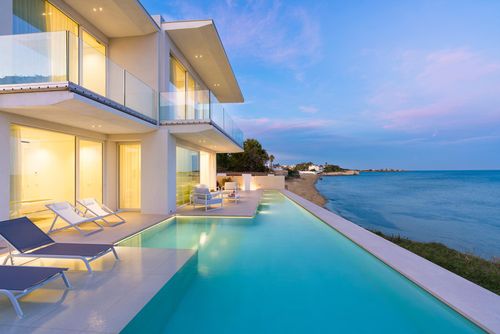 Villa Meraviglia Villa with heated pool in Noto, Sicily, Italy for 8 persons. The house is situated close to restaurants and bars and is 25 m from the beach....