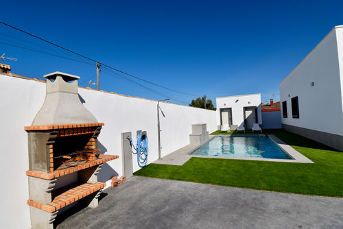 CandilA Moderna y lujosa villa en Chiclana de la Frontera, Costa de la Luz, España, con piscina privada para 8 personas. La casa se encuentra en una zona rural de playa y está a 4 km de Chiclana....