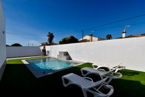 CandilA Moderne und luxuriöse Villa in Chiclana de la Frontera, Costa de la Luz, Spanien, mit einem privaten Pool für 8 Personen. Das Haus befindet sich in einem ländlichen Strandgebiet und ist 4 km von Chiclana entfernt....