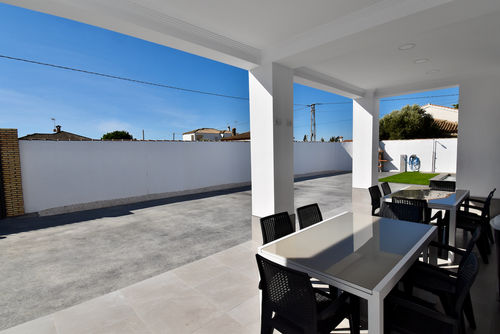 CandilA Moderna y lujosa villa en Chiclana de la Frontera, Costa de la Luz, España, con piscina privada para 8 personas. La casa se encuentra en una zona rural de playa y está a 4 km de Chiclana....