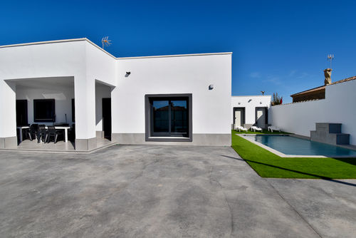 CandilB Villa moderne et luxueuse avec piscine privée à Chiclana de la Frontera, Costa de la Luz, Espagne, pour 8 personnes. La maison est située dans une zone rurale proche de la plage et se trouve à 4 km de Chiclana....