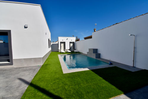 CandilB Villa moderna y de lujo con piscina privada en Chiclana de la Frontera, Costa de la Luz, España, para 8 personas. La casa está situada en una zona rural cerca de la playa y se encuentra a 4 km de Chiclana....