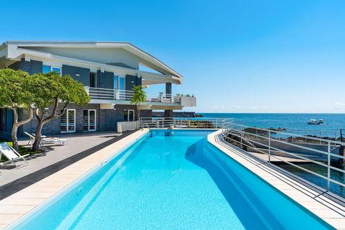 Villa Sabe Villa à Aci Reale, Sicile, Italie, avec piscine privée pour 16 personnes. La maison est située dans une zone côtière et à proximité de restaurants et de bars....