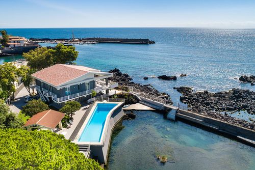 Villa Sabe Villa in Aci Reale, Sizilien, Italien mit privatem Pool für 16 Personen. Das Haus befindet sich in einer Küstenregion und in der Nähe von Restaurants und Bars....