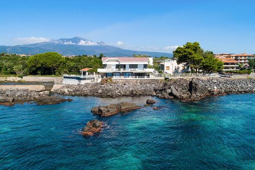 Villa Sabe Villa à Aci Reale, Sicile, Italie, avec piscine privée pour 16 personnes. La maison est située dans une zone côtière et à proximité de restaurants et de bars....