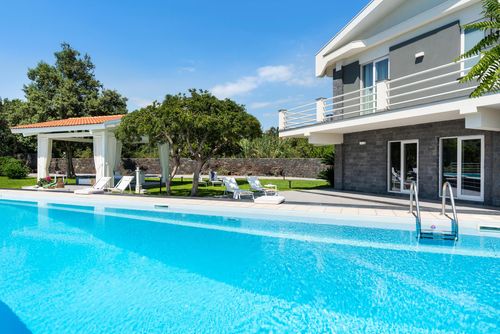 Villa Sabe Villa à Aci Reale, Sicile, Italie, avec piscine privée pour 16 personnes. La maison est située dans une zone côtière et à proximité de restaurants et de bars....