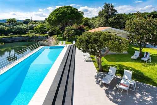 Villa Sabe Villa à Aci Reale, Sicile, Italie, avec piscine privée pour 16 personnes. La maison est située dans une zone côtière et à proximité de restaurants et de bars....