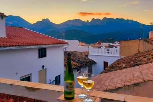 Casa Amarilla Charmante et ensoleillée maison à Callosa d'En Sarria, Costa Blanca, Espagne, pour 4 personnes. La maison est située à proximité de restaurants et de bars, de magasins et de supermarchés....