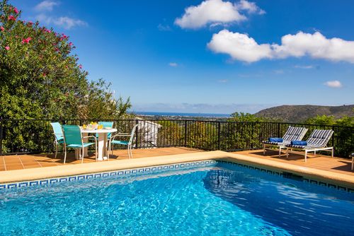 Villa Arriba 6 Geweldige en mooie villa met privézwembad in Denia, Costa Blanca, Spanje voor 6 personen. Het huis is gelegen in een heuvelachtig en residentieel strandgebied....