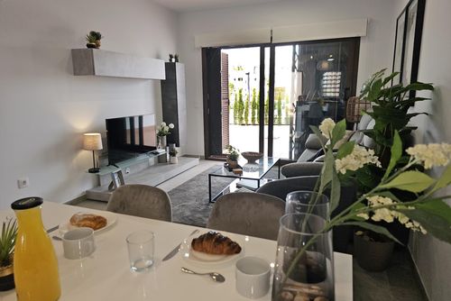 Casa Soleada Encantador y alegre apartamento con piscina comunitaria en San Juan de los Terreros, Andalucía, España para 6 personas. El apartamento se encuentra en un complejo turístico que cuenta con bar y restaurante, en una zona costera y montañosa, cerca de supermercados y una pista de tenis y a 500 m de la playa....