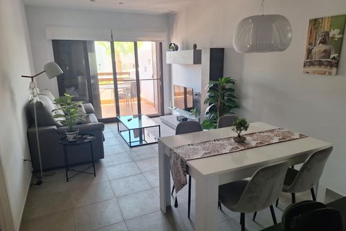 Casa Roberto Appartement moderne et ensoleillé avec piscine commune à San Juan de los Terreros, Andalousie, Espagne pour 4 personnes. L'appartement est situé dans une station balnéaire, dans une zone côtière, résidentielle et montagneuse, à proximité des supermarchés et à 500 m de la plage....