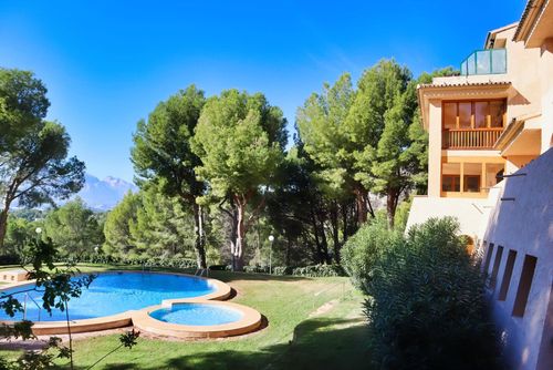 The Pinehouse Mooie en comfortabele appartement met gemeenschappelijk zwembad in Altea, Costa Blanca, Spanje voor 4 personen. Het appartement is gelegen in een heuvelachtige en residentiële strandgebied en ligt op 2 km van Playa la Olla strand....