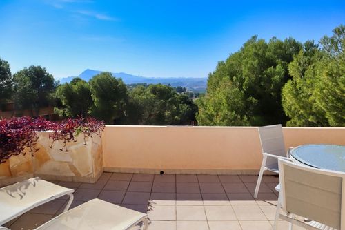 The Pinehouse Apartamento encantador y cómodo con piscina comunitaria en Altea, Costa Blanca, España para 4 personas. El apartamento se encuentra en una zona residencial de playa en una colina y está a 2 km de la playa de Playa la Olla....