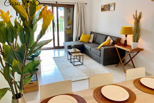 Casa Vino Moderne og glade lejlighed i San Juan de los Terreros, Andalusien, Spanien, med en fælles pool til 4 personer. Lejligheden ligger i et strandresort, i et kyst- og boligområde, tæt på supermarkeder og 500 m fra stranden....