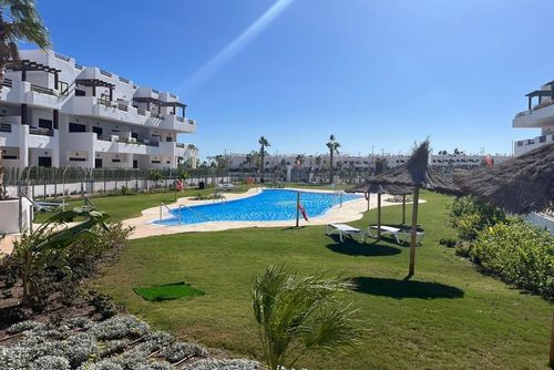 Casa Vino Modern en vrolijk appartement in San Juan de los Terreros, Andalusië, Spanje met gemeenschappelijk zwembad voor 4 personen. Het appartement is gelegen in een vakantieresort, in een kust- en woongebied, dicht bij supermarkten en op 500 m van het strand....
