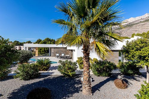 El Quinto Encantadora y cómoda villa con piscina privada en Altea, Costa Blanca, España, ideal para 2 personas. La casa se encuentra en una zona costera, boscosa y residencial, cercana a un campo de golf y a 2 km de la playa....