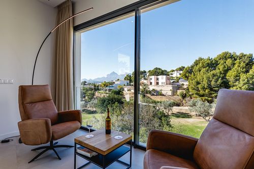 El Quinto Charmante et confortable villa avec piscine privée à Altea, Costa Blanca, Espagne, pour 2 personnes. La maison est située dans un quartier côtier, boisé et résidentiel, à proximité d'un terrain de golf et à 2 km de la plage....
