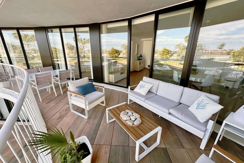 Denia Beach 40 by homeprive Schöne und komfortable Wohnung mit Gemeinschaftspool in Denia, Costa Blanca, Spanien für 5 Personen. Die Wohnung befindet sich in einem Wohngebiet am Strand, nah an Restaurants, Bars und Supermärkten und ist nur 25 Meter vom Strand entfernt....