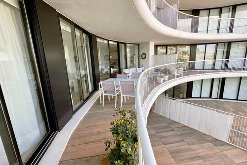 Denia Beach 40 by homeprive Hermoso y cómodo apartamento con piscina comunitaria en Denia, Costa Blanca, España, para 5 personas. El apartamento se encuentra en una zona residencial de playa, cerca de restaurantes, bares y supermercados, y a solo 25 metros de la playa....