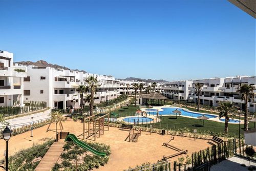 Casa de Luz Encantador y alegre apartamento con piscina comunitaria en San Juan de los Terreros, Andalucía, España, para 6 personas. El apartamento se encuentra en un complejo vacacional, en una zona residencial de playa, cerca de restaurantes y bares, supermercados y una pista de tenis, y está a 500 m de la playa Playa Nardos....