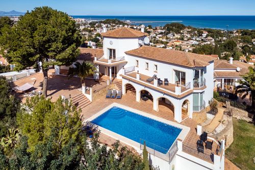 Castillo de Troya Grande et luxueuse villa avec piscine privée à Denia, Costa Blanca, Espagne pour 12 personnes. La villa est située dans une région urbaine et montagneuse près de la plage, à 3 km de la plage de Marineta Cassiana et à 3 km du centre-ville de Denia....